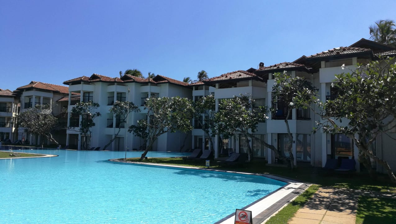 Pool und Gebäudeansicht Club Hotel Dolphin