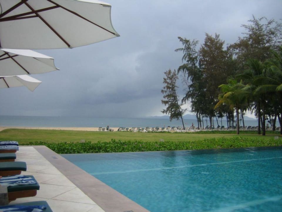 Der Blick vom Pool zum Strand Dusit Thani Krabi Beach Resort