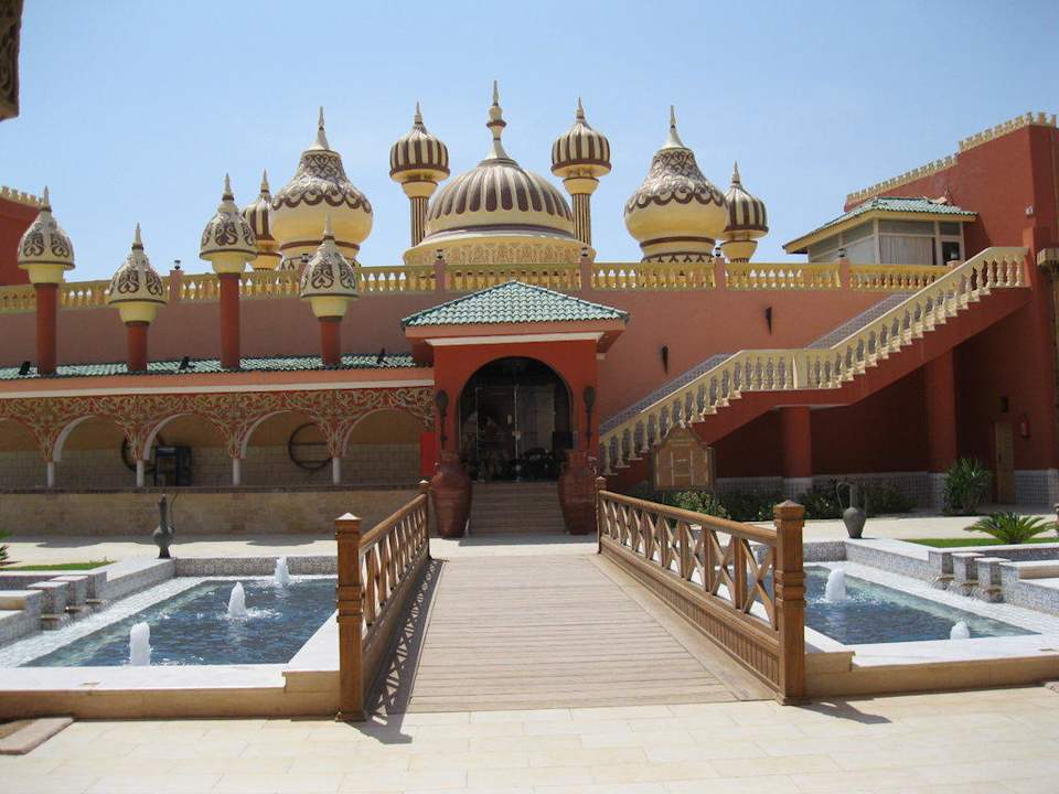 Вход в театр с фонтанами Pickalbatros Alf Leila Wa Leila Resort - Neverland Hurghada