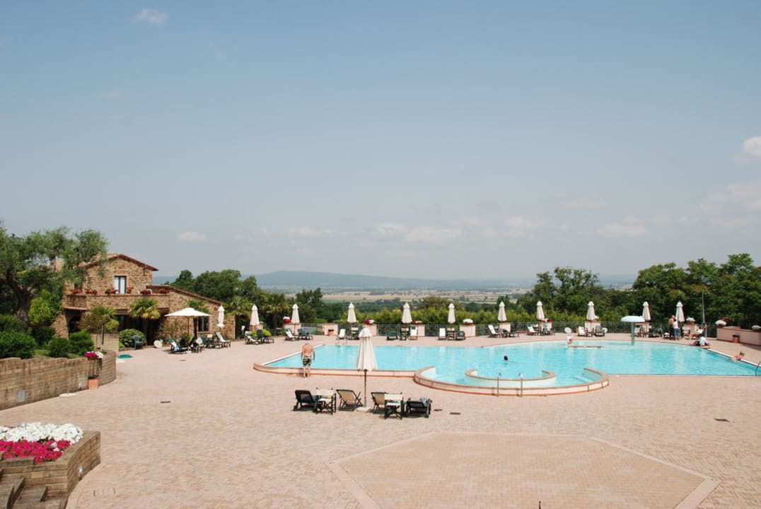 Rezeption und Pool OasiMaremma Village