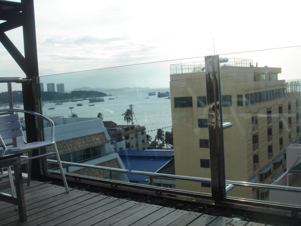 Вид с бассейна Hotel Inn House