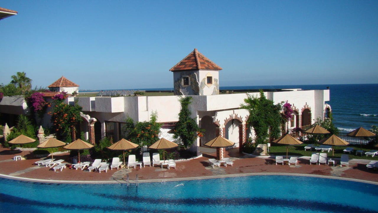 Blick vom Balkon auf die Außenanlage Hotel Defne Dream