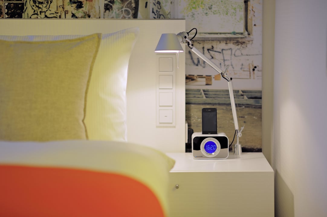 Deluxe Zimmer mit iPhone-Docking-Station Hotel Indigo Berlin - Ku'damm