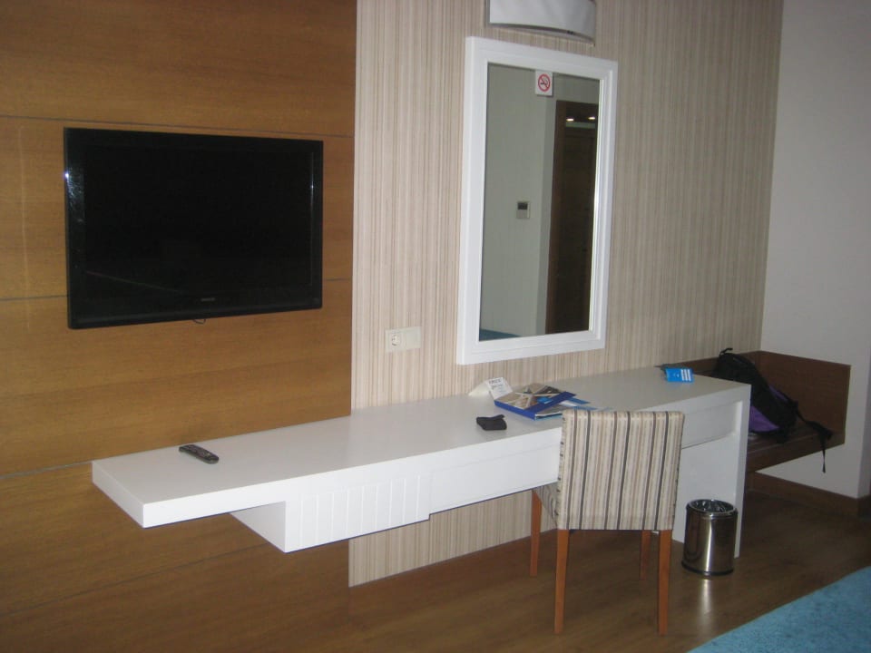 Schreibtisch und Flachbildfernseher Adalya Ocean Deluxe