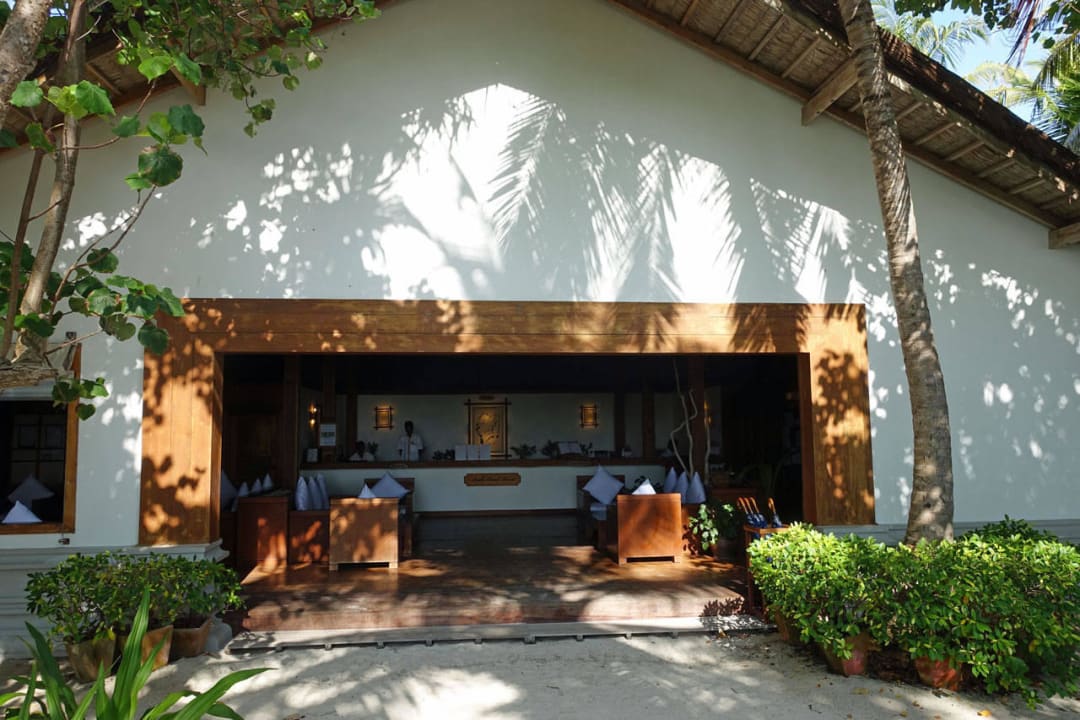 Eingang zur Lobby NH Collection Maldives Reethi Resort