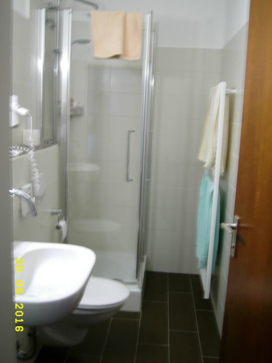 Das Badezimmer ist sauber und schön.  Vitalhotel König am Park