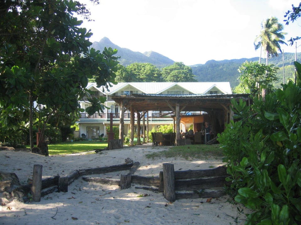 Blick vom Strand aufs Hotel Hotel Augerine
