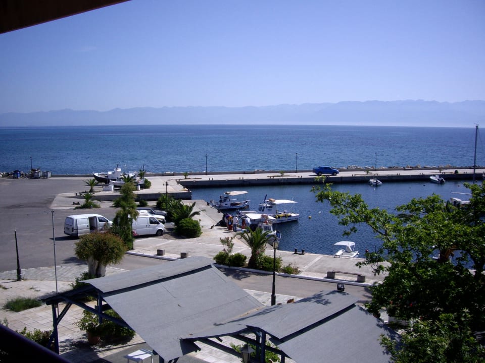 Blick vom Balkon auf die Hoteltaverne und Hafen Akroyali Hotel & Villas