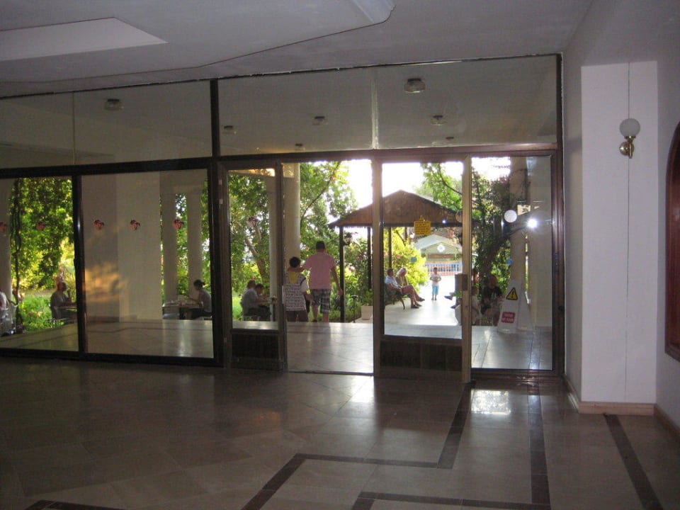 Выход в сад Hotel Golden Day