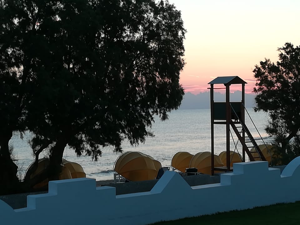 Blick vom Pool zum Strand Hotel Serita Beach