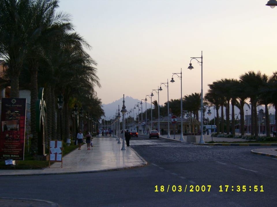 Die Promenade in der Dämmerung Giftun Azur Resort