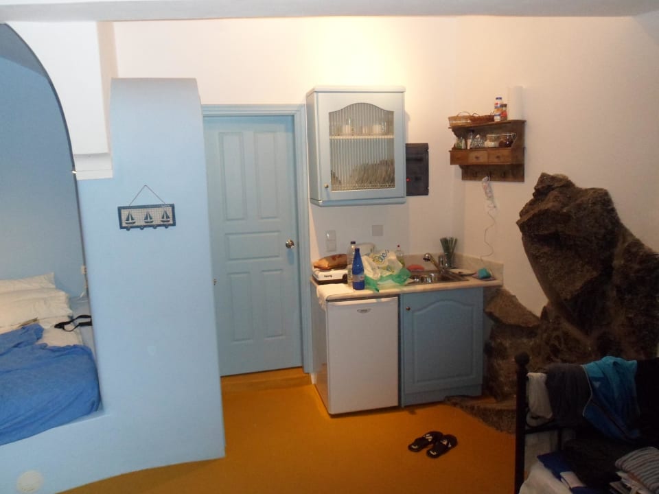 Die kleine Kochecke mit Felsen im Zimmer Guesthouse Amour Studios