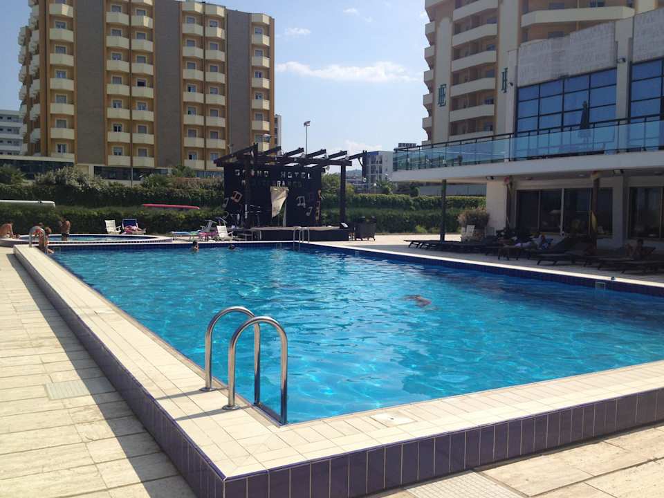 Pool von der Bar aus Club Esse Mediterraneo