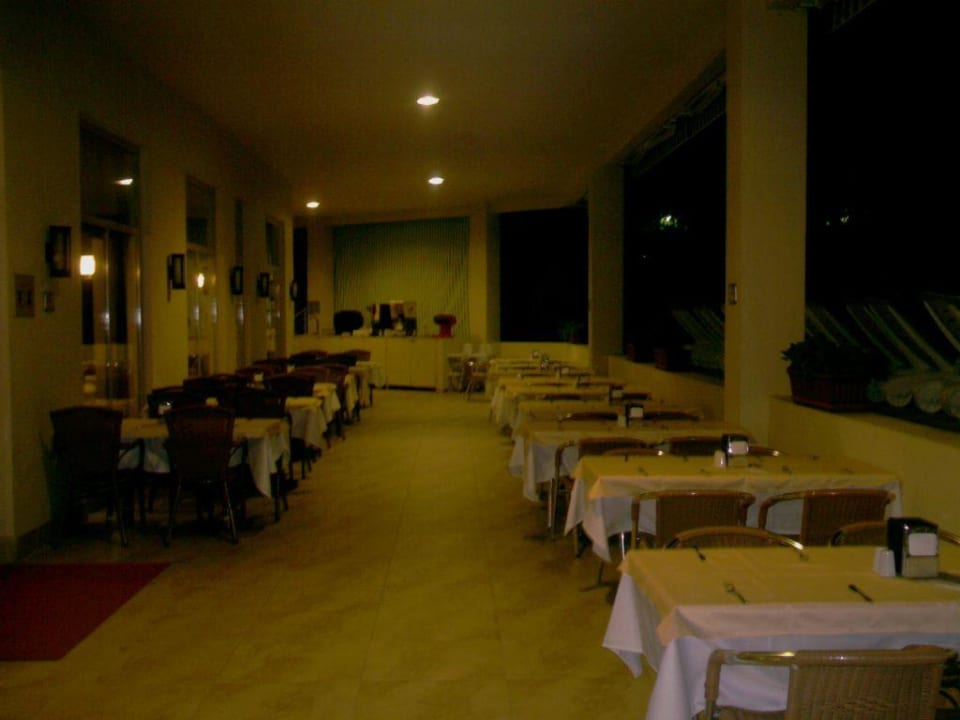 Außenbereich vom Restourant am Abend Side Breeze Hotel