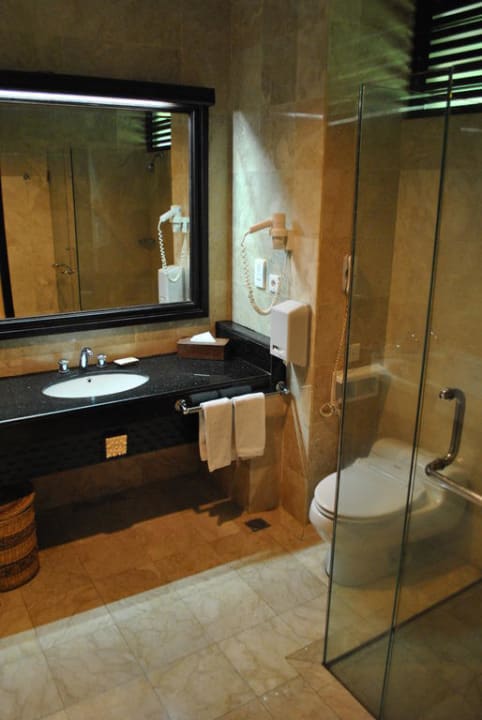 Badezimmer im DeLuxe-Zimmer Sadara Resort