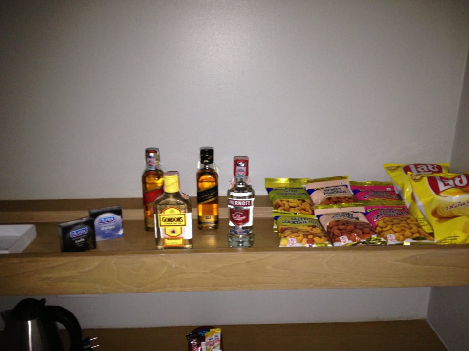 Mini Bar mit Kondomen Hotel Page 10