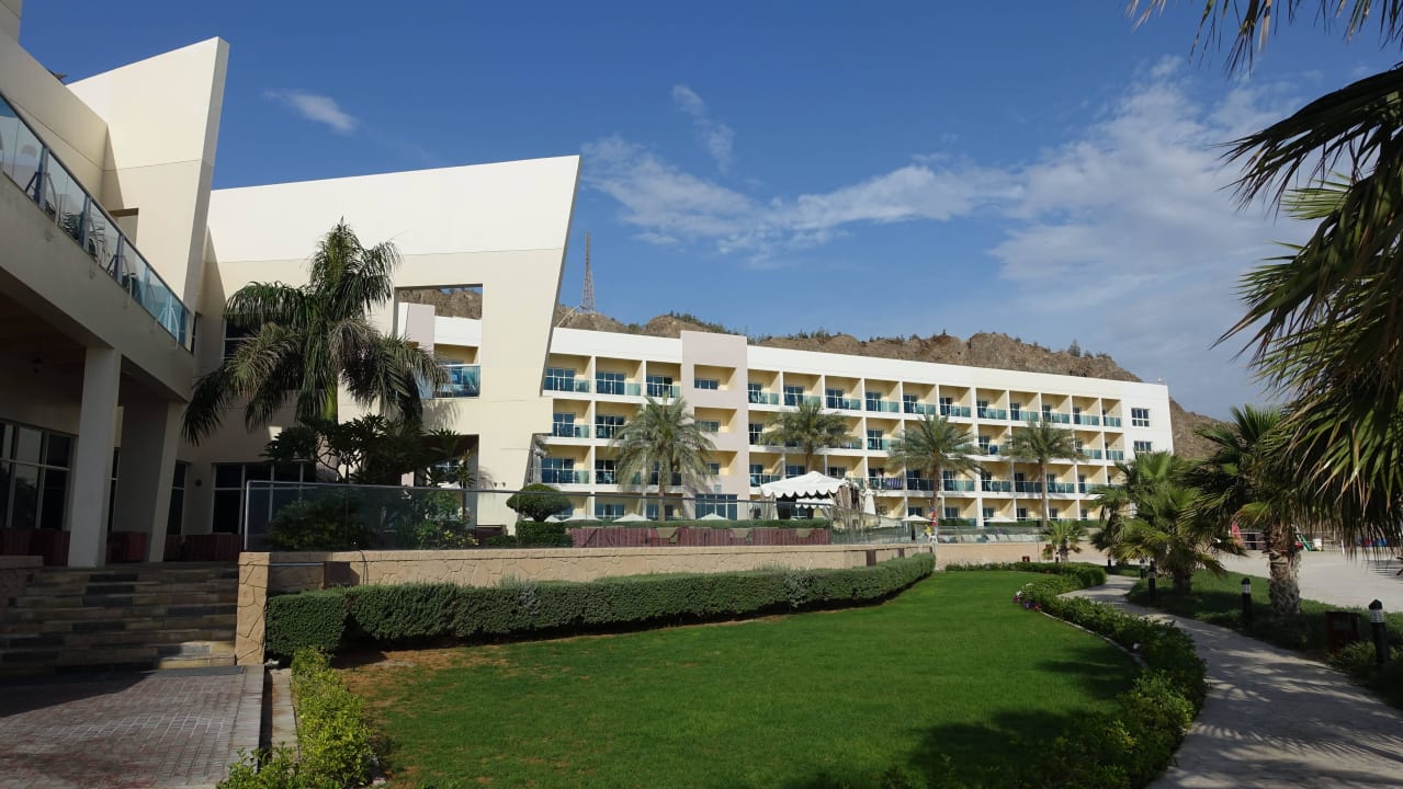 Rasen neben Strand Radisson Blu Resort Fujairah