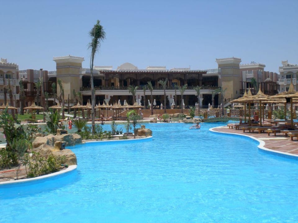 Poolanlage mit Blick auf Restaurantbereich Pickalbatros Palace Resort