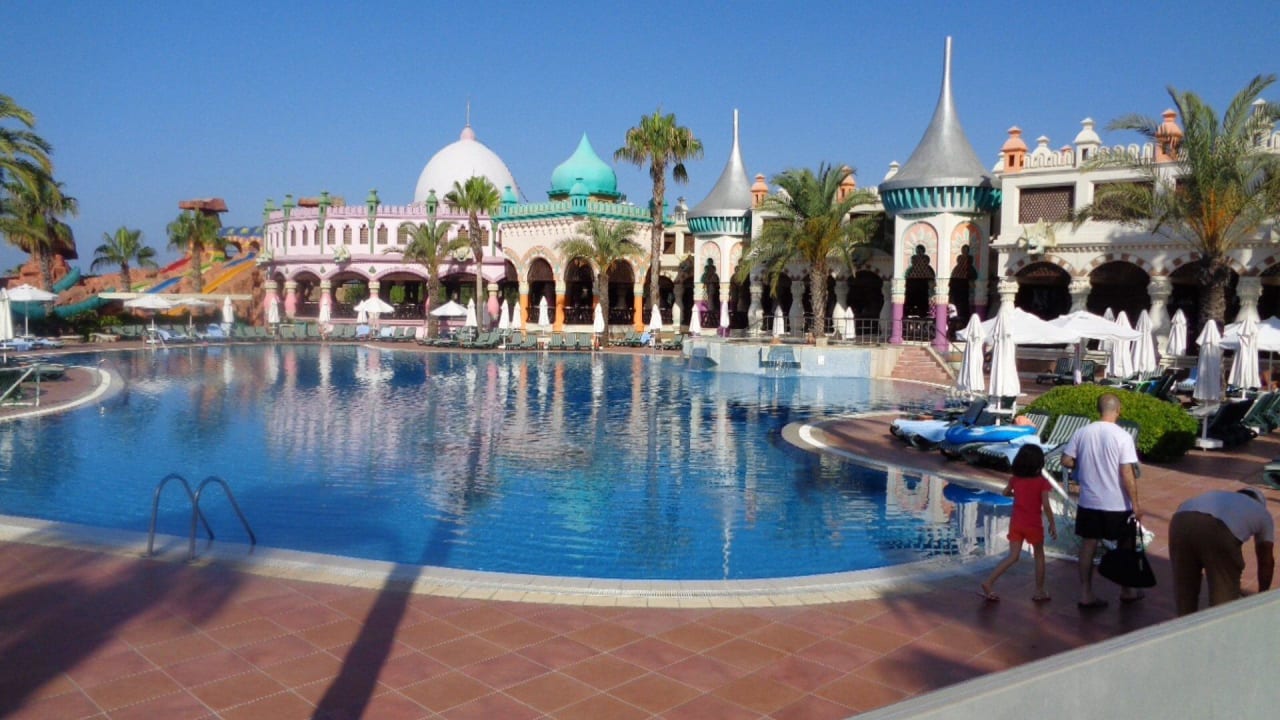 Morgens amPool Kamelya Aishen Club