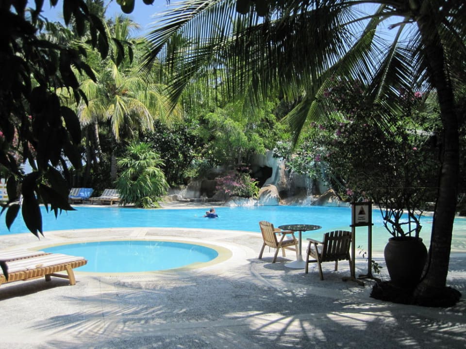 Pool in der Mitte der Insel Kuramathi Maldives