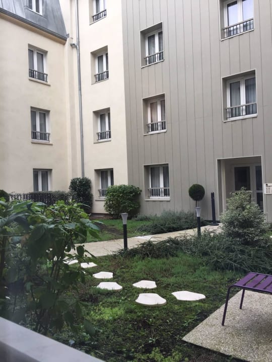 Innenhof Tagsüber Hotel Kyriad Paris XVIII- Porte de Clignancourt - Montmartre