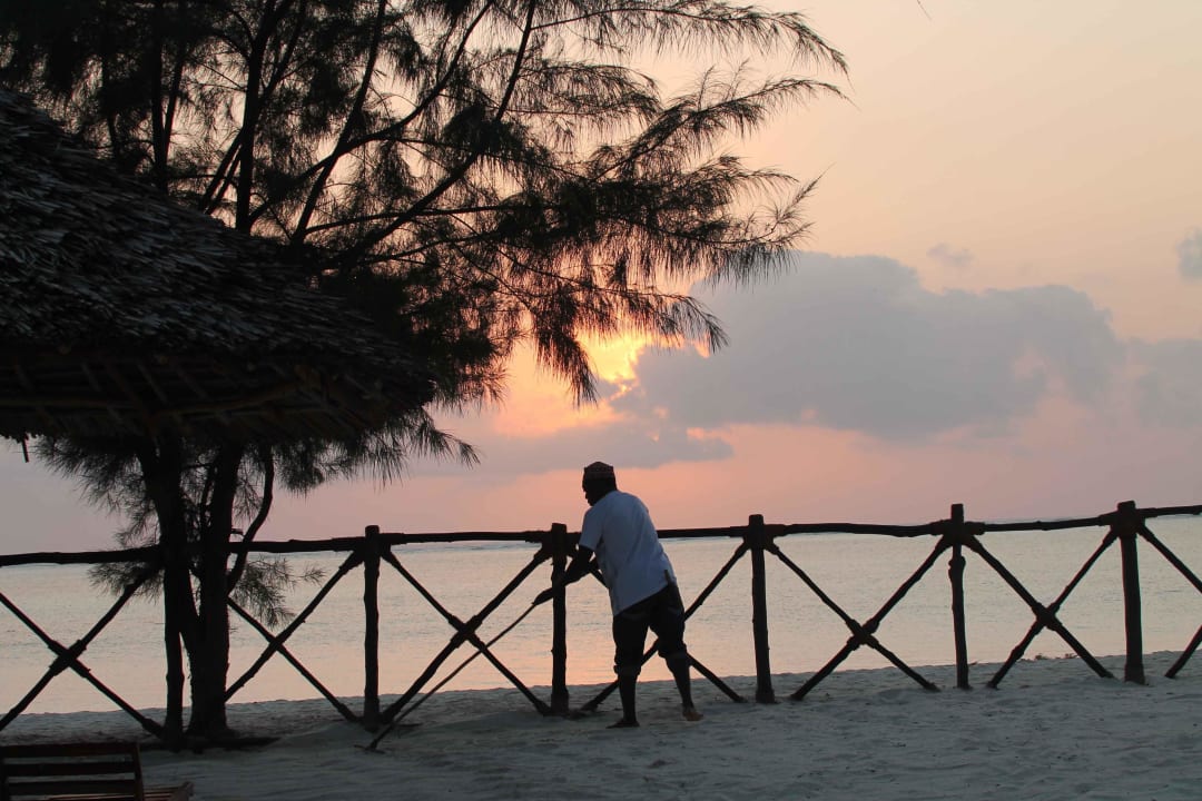 Strandreinigung um 6.20 Uhr Ocean Paradise Resort & Spa