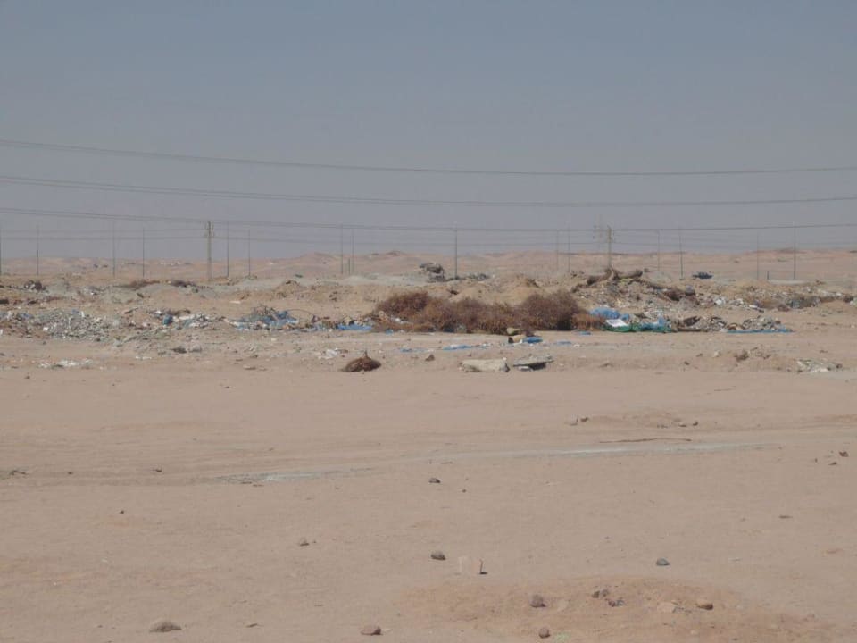 Müll hinter dem Hotel Pickalbatros Alf Leila Wa Leila Resort - Neverland Hurghada