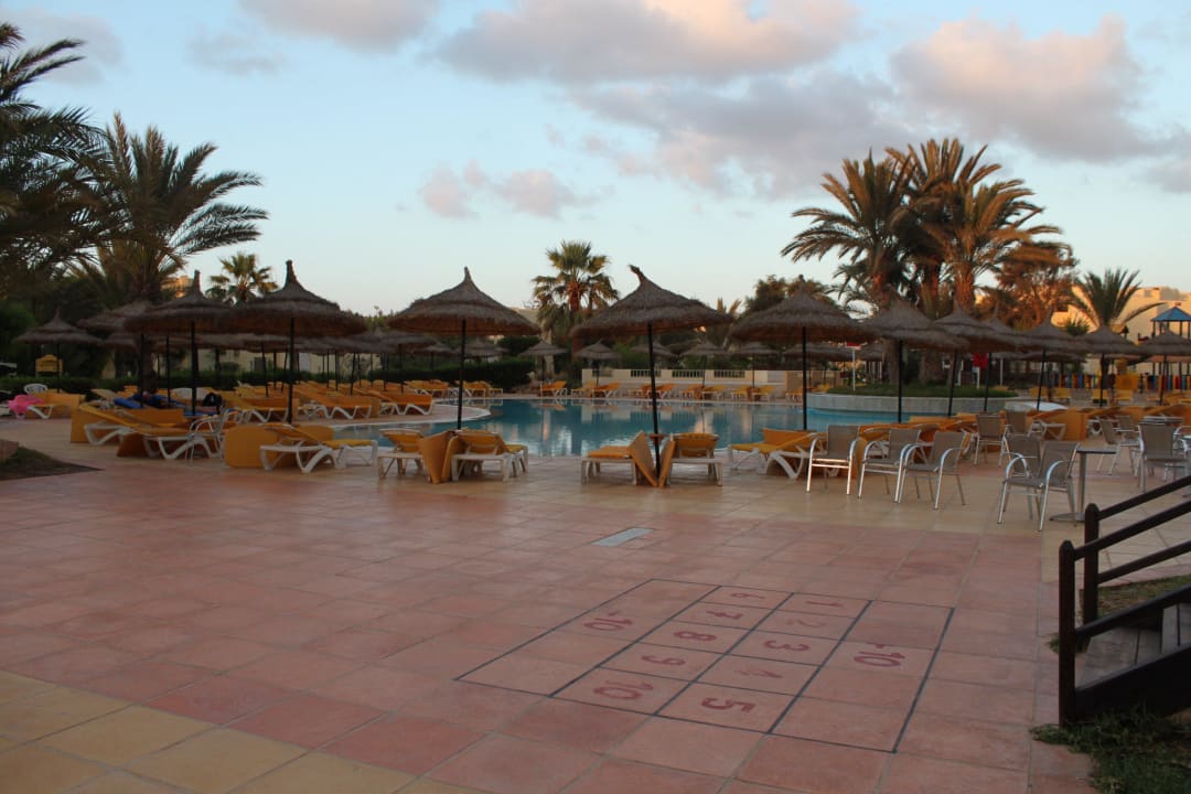Blick auf den Activity-Pool,morgens um 6.00 Uhr TUI MAGIC LIFE Penelope Beach