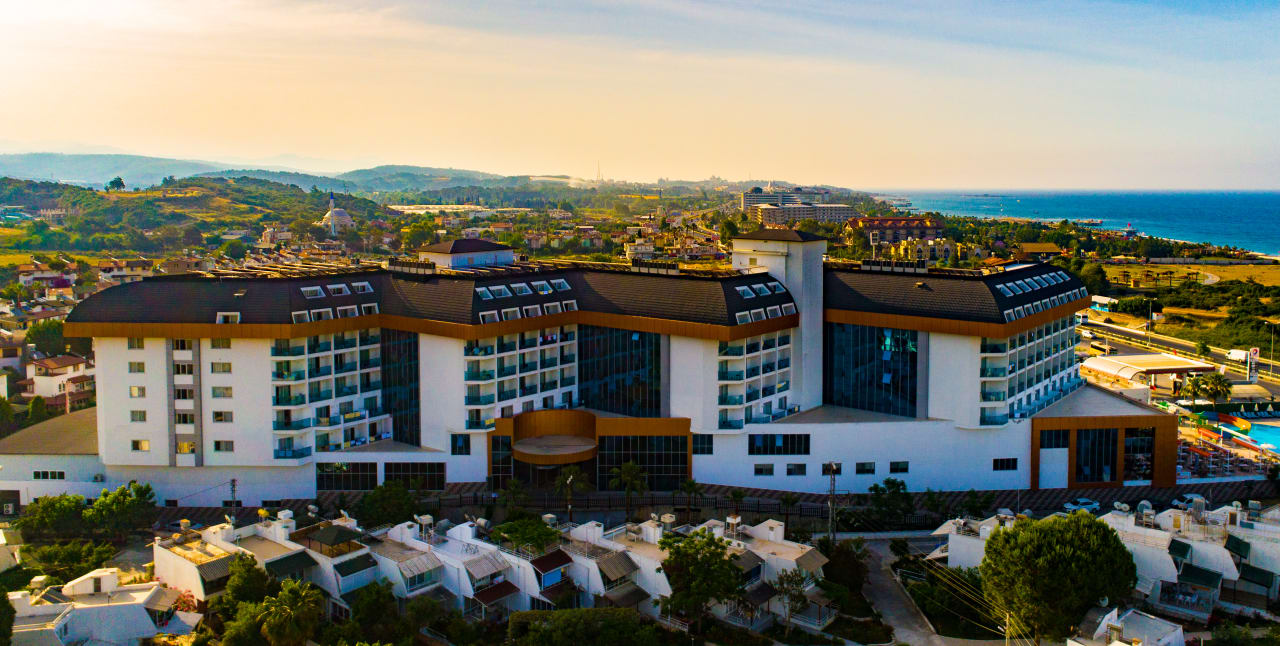 Außenansicht Throne Beach Resort & Spa