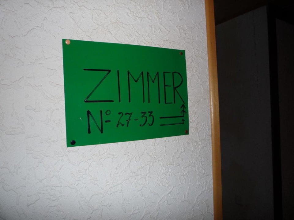 Ominöser Wegweiser im Hotel Gasthaus zur Linde