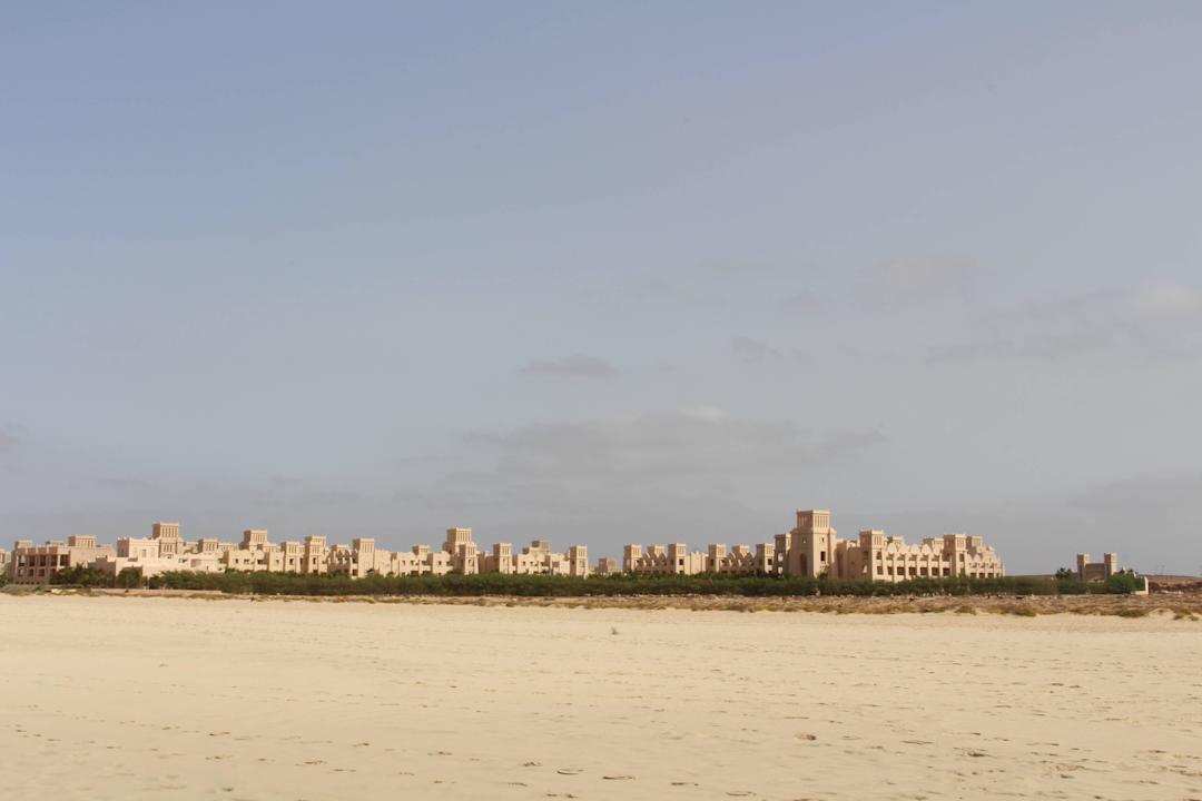 Hotelanlage vom Strand aus Hotel Riu Touareg