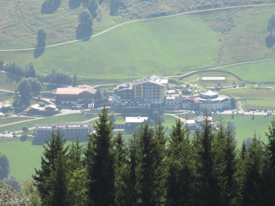 Das Hotel von der anderen Talseite. Blick vom Reit Familienresort Ellmauhof – das echte All Inclusive