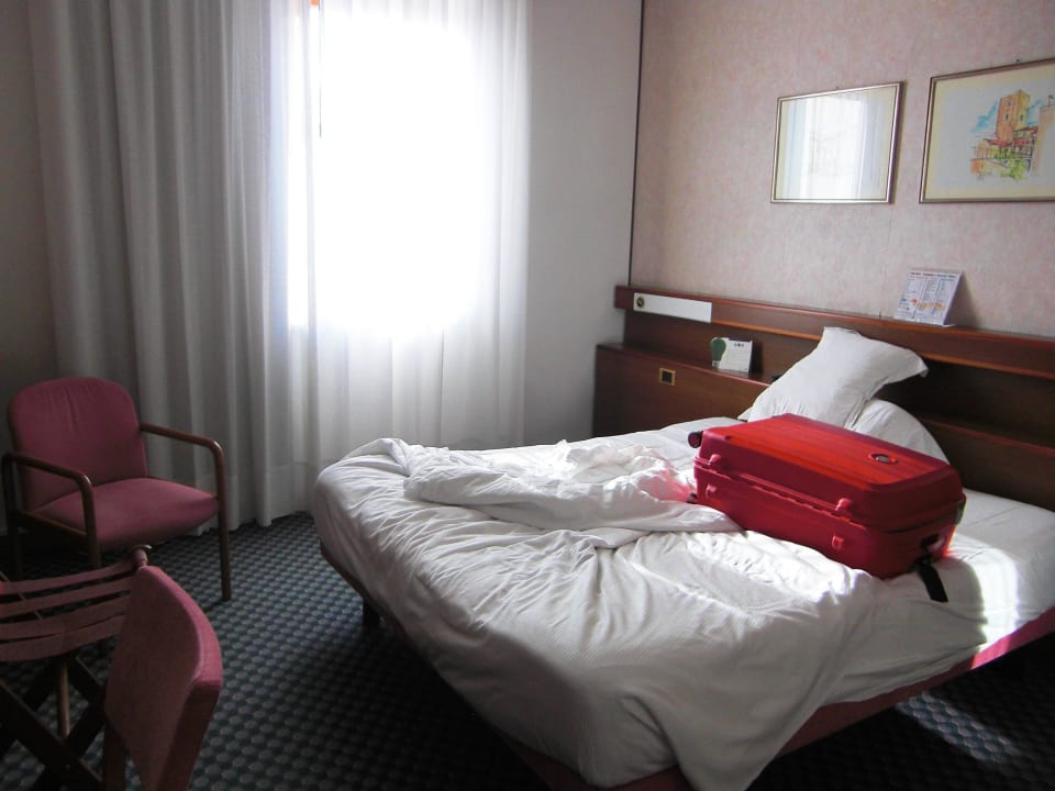 Das Bett ist bequem, der Teppich veraltet Best Western Hotel Cristallo