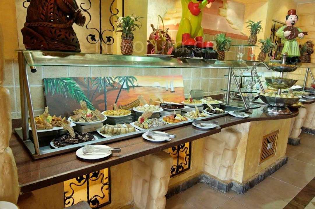 Jeden z bufetów Pickalbatros Alf Leila Wa Leila Resort - Neverland Hurghada