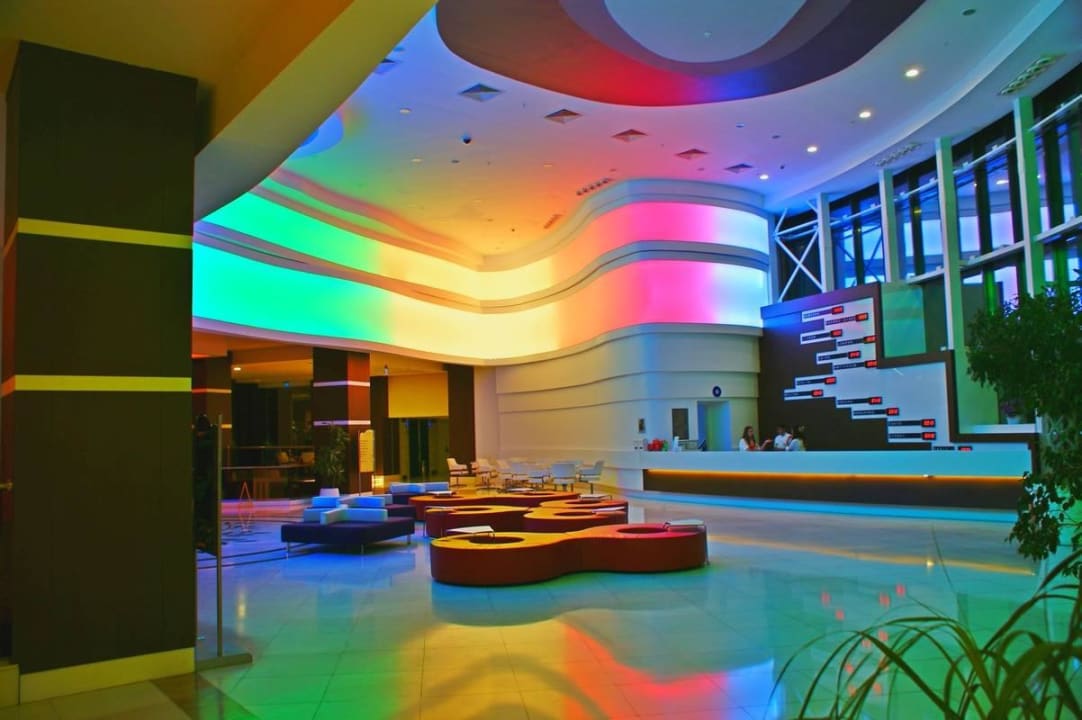 Recepcja przy oświetleniu Venosa Beach Resort & Spa