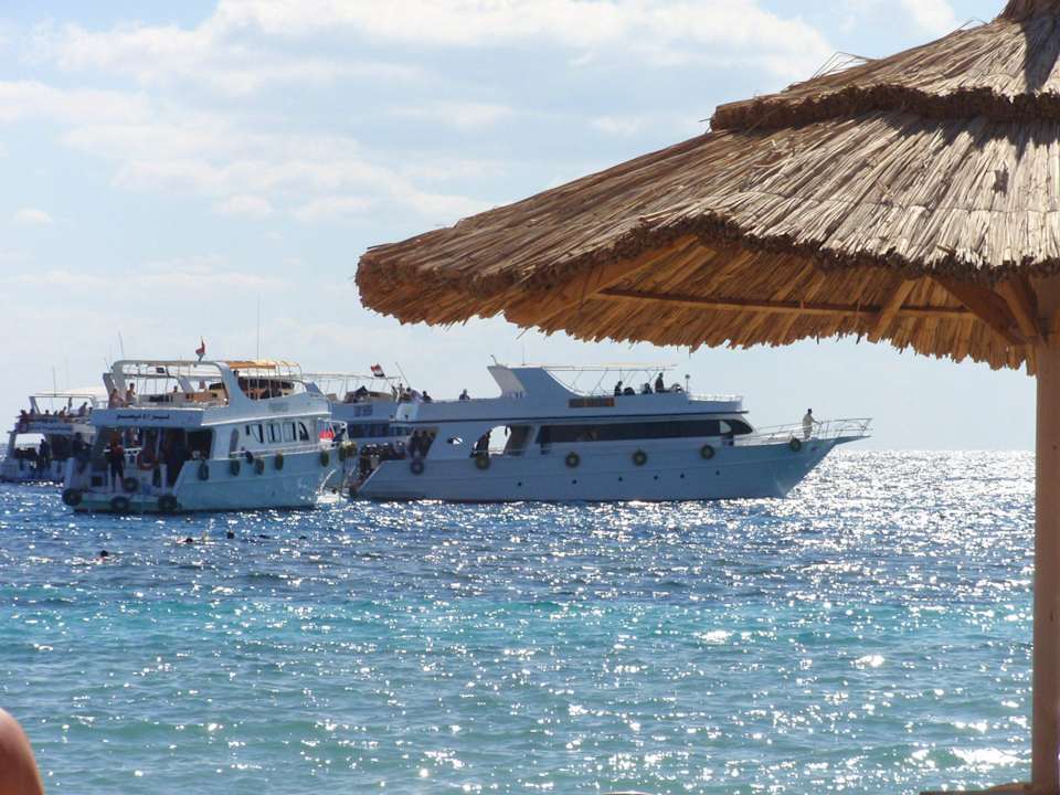 Plaża, morze, statki przyplywające  Hotel El Faraana Reef Resort