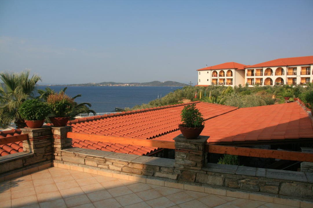 Blick von Raucherterrasse des Restaurants Akrathos Beach Hotel