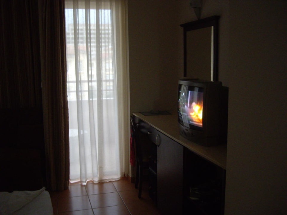 TV Ecke und Balkontür Hotel Helios