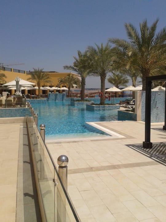 Pool am Haupthaus DoubleTree by Hilton Resort & Spa Marjan Island