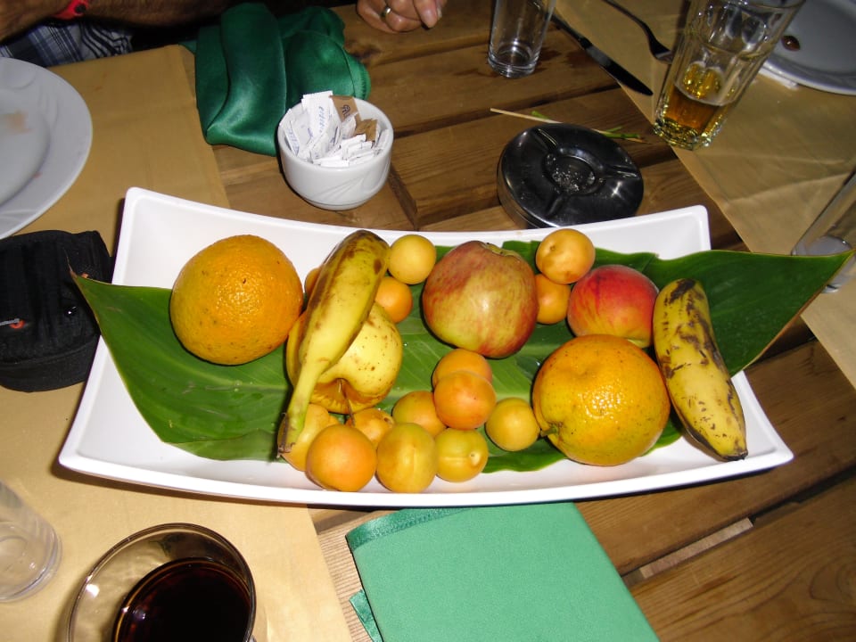 Nach dem Grillen noch eine Obstschale Royal Atlantis Beach Hotel