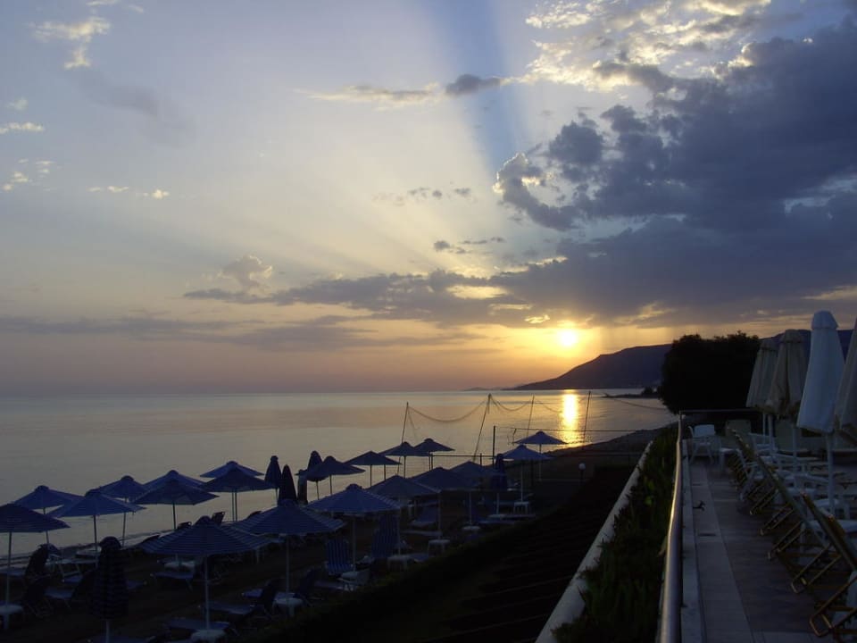 Sonnenaufgang über dem Hotelstrand Hydramis Palace Beach Resort