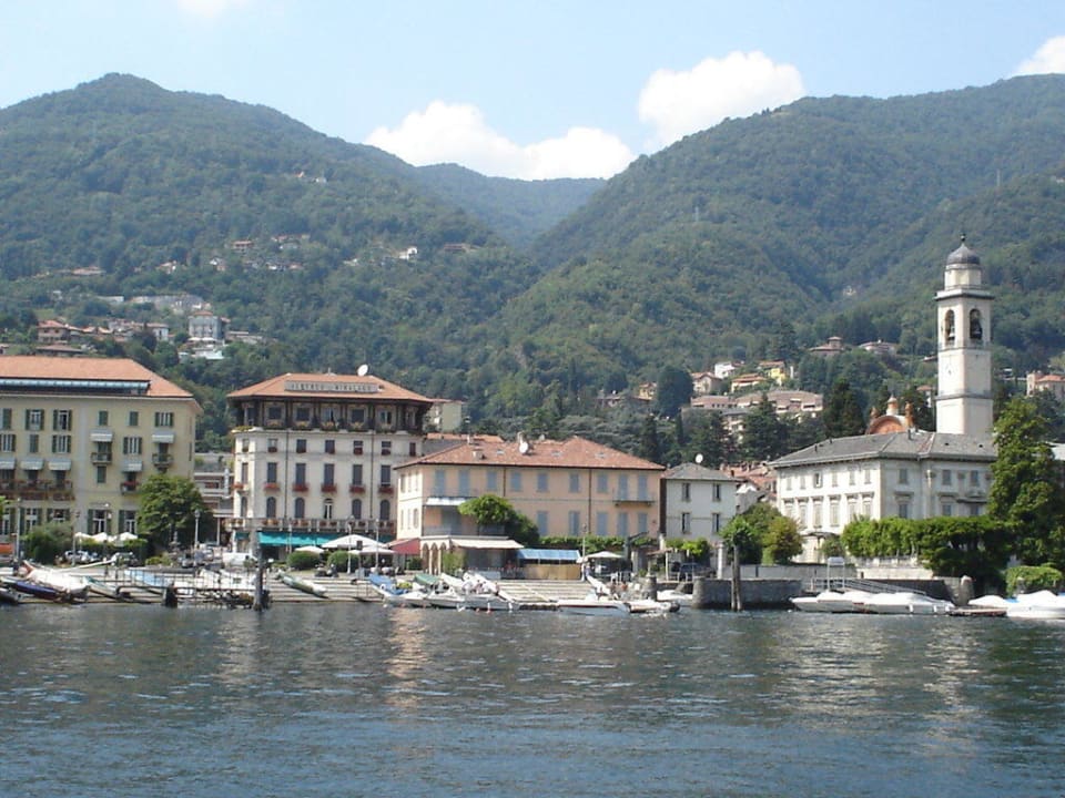 Das Hotel (Bildmitte) vom Schiff aus gesehen Hotel Miralago