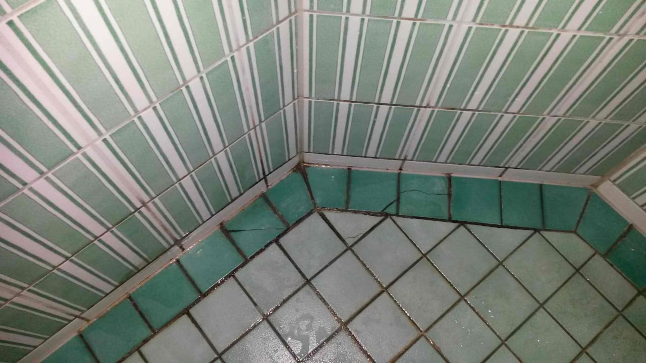 Einfache Fliesen/kein Marmor, Stockflecken & Bruch Hotel NEWBERLIN