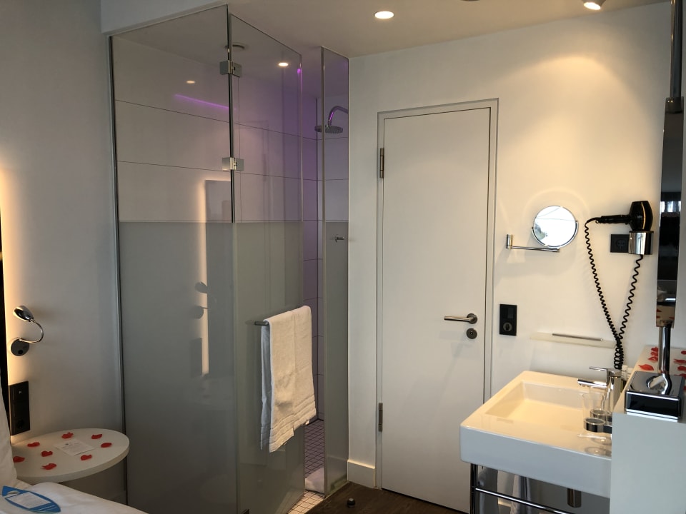 Zimmer INNSiDE by Meliá Düsseldorf Hafen