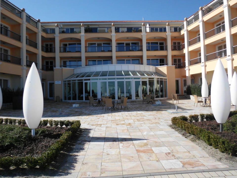 Blick auf die Terrasse am Tag Hotel Gran Belveder