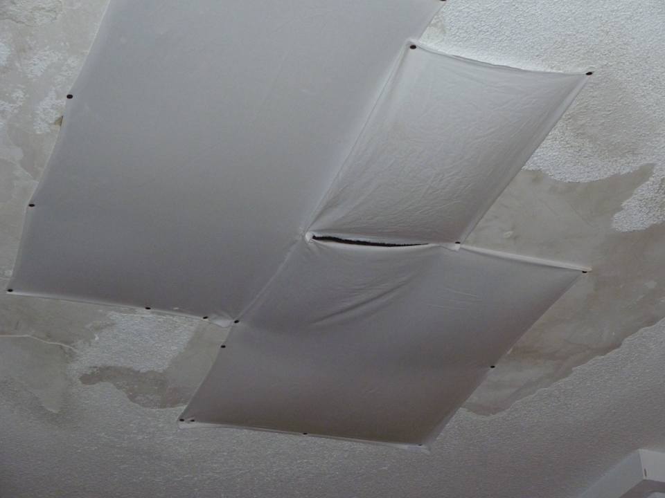 Löcher in der Decke mit Tüchern zugehangen Hotel Best Tenerife