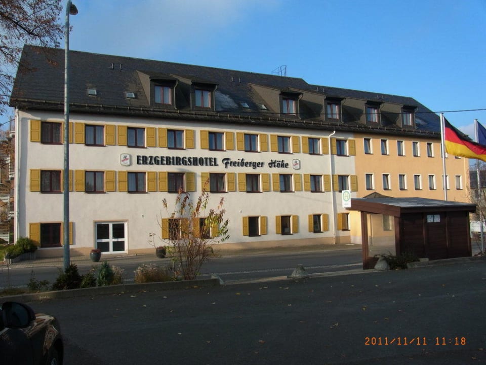 Das Hotel von vorne Erzgebirgshotel Freiberger Höhe