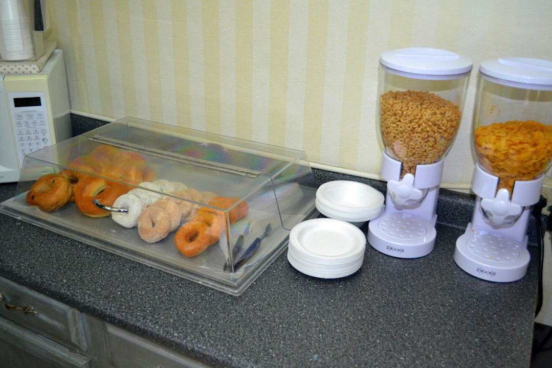 Frühstück Hotel Red Carpet Inn Endicott