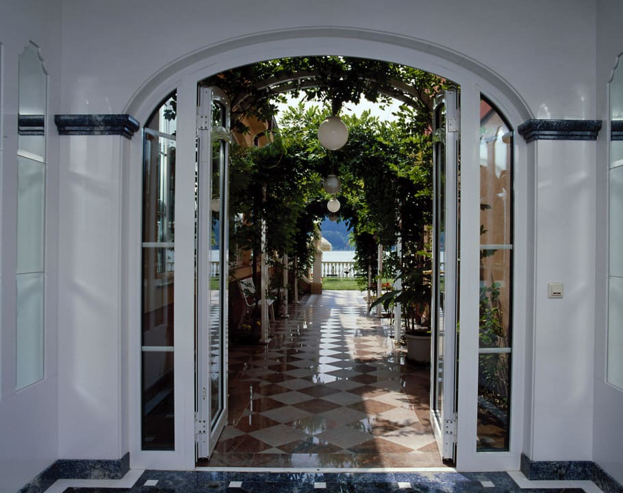 Romantischer Durchgang zum See Seehotel Porcia