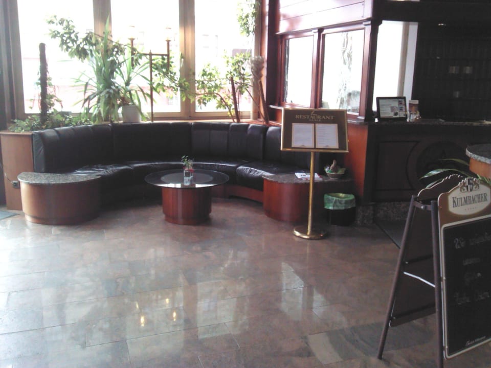 Sitzecke an der Rezeption ibis Styles Halle